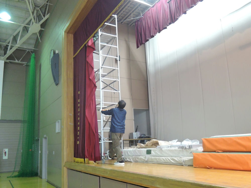 足場を組んでの設置作業