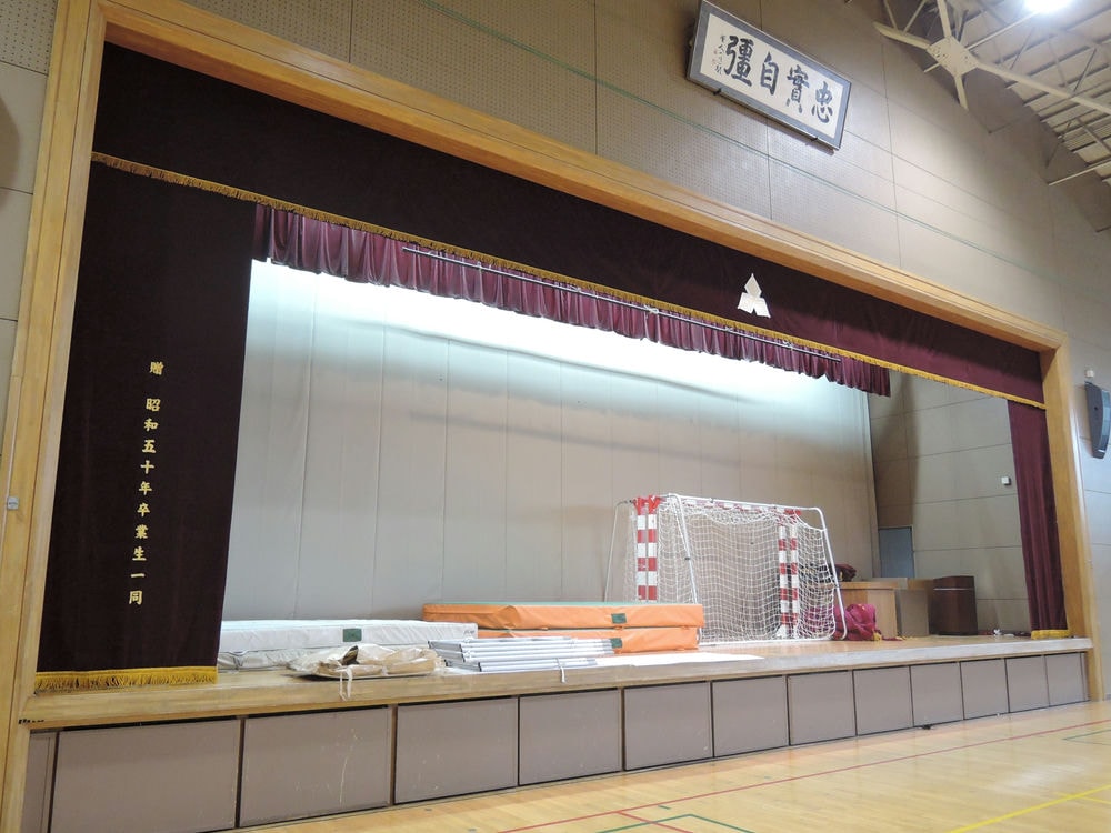 設置完了　校章も輝いています！